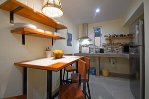 Réfrigérateur, micro-ondes, plaque de cuisson, grille-pain