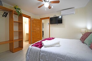 Iron/ironing board, WiFi, bed sheets - The Poolside Suite: Downtown Access + free parking on street (La Paz)