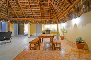 Outdoor dining - The Poolside Suite: Downtown Access + free parking on street (La Paz)
