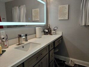 Dusche, Bidet, Handtücher, Seife