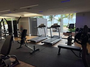 A gym with treadmills, weight machines, and a bench. - Unity 223 · Beachfront apartment in Cabo Branco for 3 people (João Pessoa)