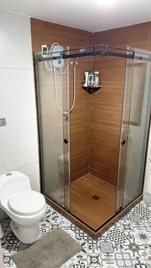 Haartrockner, Handtücher, Seife, Toilettenpapier