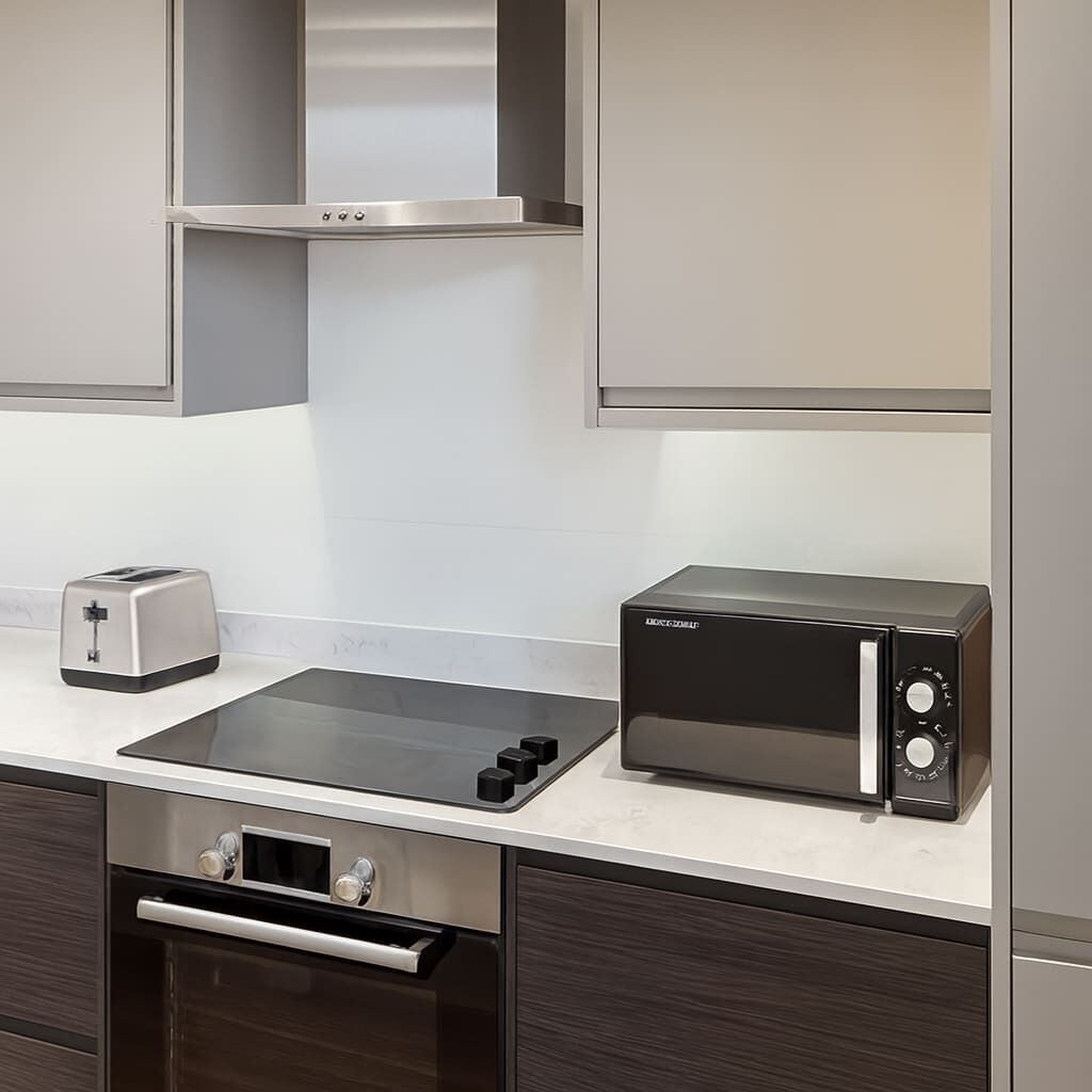 Refrigerador, microondas, placa de cocina, lavavajillas
