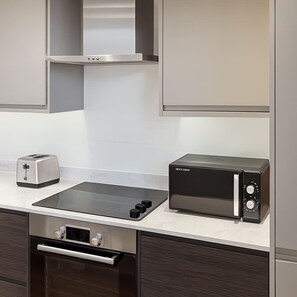 Fridge, microwave, stovetop, dishwasher - Cosy 1-Bed Flat in Vibrant St Paul’s, Bristol (Bristol City)