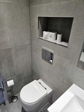 Shower, towels - Cosy 1-Bed Flat in Vibrant St Paul’s, Bristol (Bristol City)