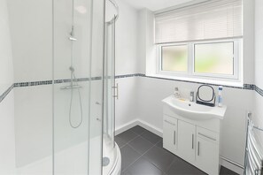 Shower, towels, shampoo - Family-Friendly 4-Bedroom Retreat in Central Bristol (Bristol City)