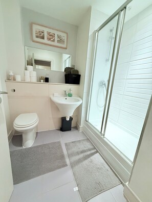 Bathroom - Modern 2BR/2BA Retreat with Waterfront Views (Cardiff)
