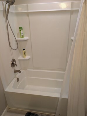 Regadera, bidet, toallas, jabón 
