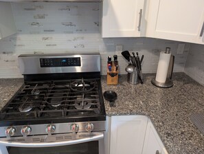 Fridge, microwave, oven, stovetop - Gorgeous World Cup Home with Full Amenities (Kansas City)
