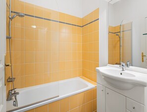 Apartment | Bathroom - Apartment in Grasse With Pool View (Grasse)