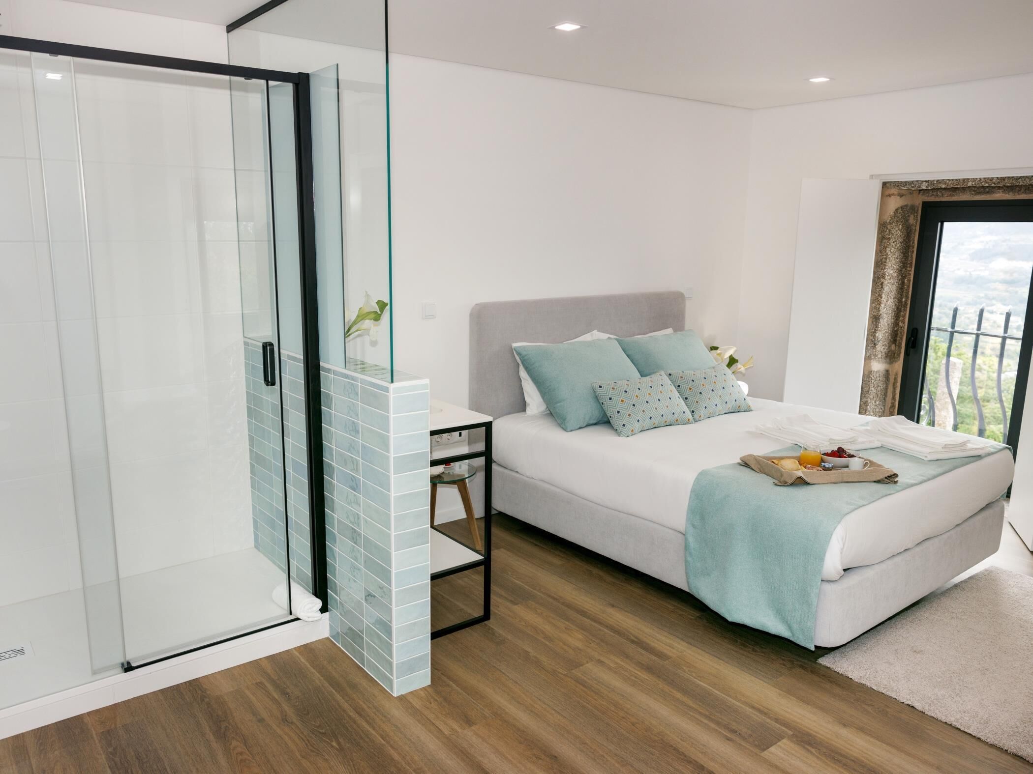 Acceso a internet y ropa de cama 