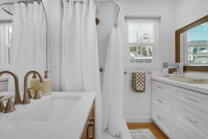 Hair dryer, towels, soap, toilet paper - Bright Coastal Studio w/ Modern Kitchen (Manhattan Beach)