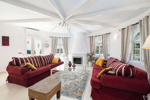 Smart TV, fireplace