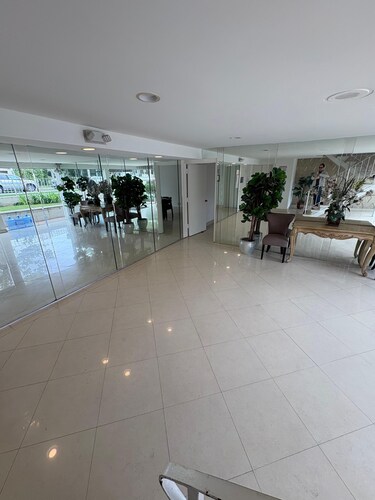 Fabulous 3-bedroom condo with AC in beautiful Beverly Hills