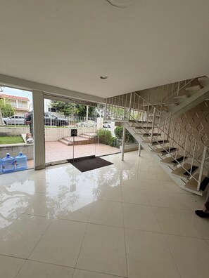 Interior - Fabulous 3-bedroom condo with AC in beautiful Beverly Hills (Beverly Hills)