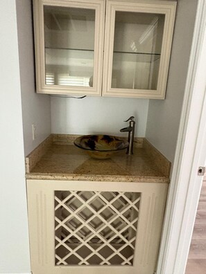 Interior - Fabulous 3-bedroom condo with AC in beautiful Beverly Hills (Beverly Hills)