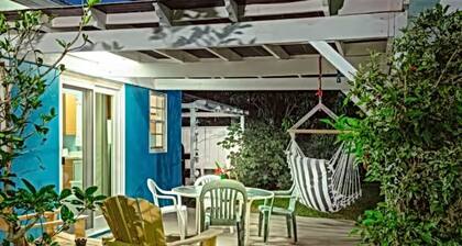 Cozy 2-bedroom cottage in beautiful West Bay, 2 min away from Seven Mile Beach