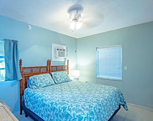 Cozy 2-bedroom cottage in beautiful West Bay, 2 min away from Seven Mile Beach