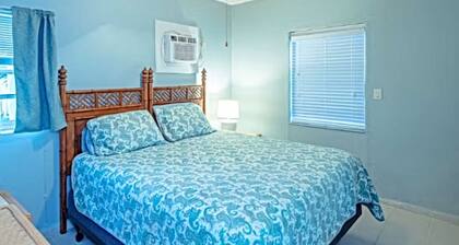 Cozy 2-bedroom cottage in beautiful West Bay, 2 min away from Seven Mile Beach