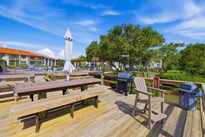 Outdoor dining - Nature Lover’s Paradise: 2BR/2BA Bayfront Retreat 🌿 (St. Pete Beach/Tierra Verde)