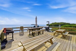 Outdoor dining - Nature Lover’s Paradise: 2BR/2BA Bayfront Retreat 🌿 (St. Pete Beach/Tierra Verde)