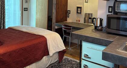 Sweet studio apartment in Flagstaff, perfect for your getaway- great location