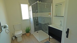 A modern bathroom with a toilet, shower, sink, and a potted plant. - Evasion Campagne : Spa, Sauna, Sport (ST MARDS DE BLACARVILLE)