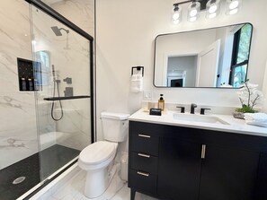 Shower, hair dryer, towels, soap - Boston Charm 2BR2BTH / 8 Minutes to Boston (Somerville)