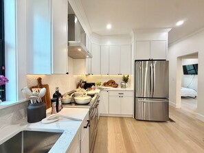 Fridge, microwave, oven, stovetop - Boston Charm 2BR2BTH / 8 Minutes to Boston (Somerville)