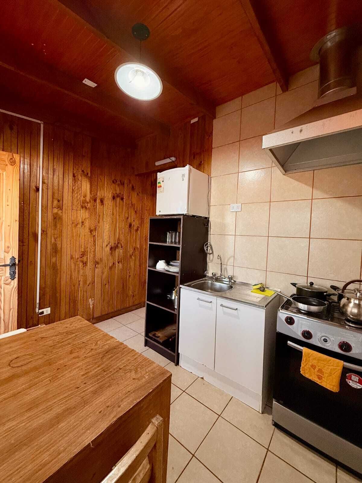 Cabaña estándar, patio, vistas a la piscina | Cocina privada | Frigorífico pequeño, lavavajillas y utensilios de cocina
