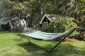Property grounds - Sunny Maine Cape Coastal Retreat - Walk to Kittery & Portsmouth & Relax & Unwind (Kittery)