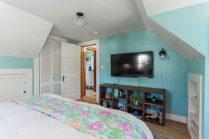 2 bedrooms, iron/ironing board, travel cot, WiFi - Sunny Maine Cape Coastal Retreat - Walk to Kittery & Portsmouth & Relax & Unwind (Kittery)