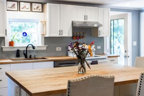 Fridge, microwave, oven, stovetop - Sunny Maine Cape Coastal Retreat - Walk to Kittery & Portsmouth & Relax & Unwind (Kittery)