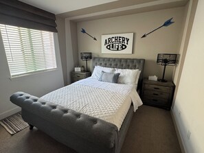 1 bedroom, iron/ironing board, WiFi, bed sheets - B3-Executive suite with big living room and private bathroom (Roseville)