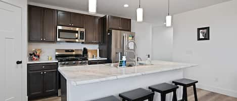 Fridge, microwave, stovetop, dishwasher