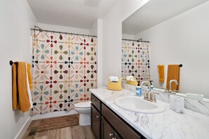 Bathroom - The Guss Stop l Gallatin House (Belgrade)
