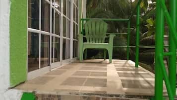 Habitación familiar, vista al jardín | Áreas de la propiedad
