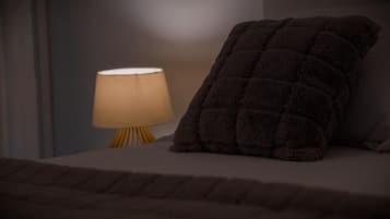 Deluxe-Suite, 1 King-Bett, Gartenblick | Zimmersafe, Schreibtisch, laptopgeeigneter Arbeitsplatz