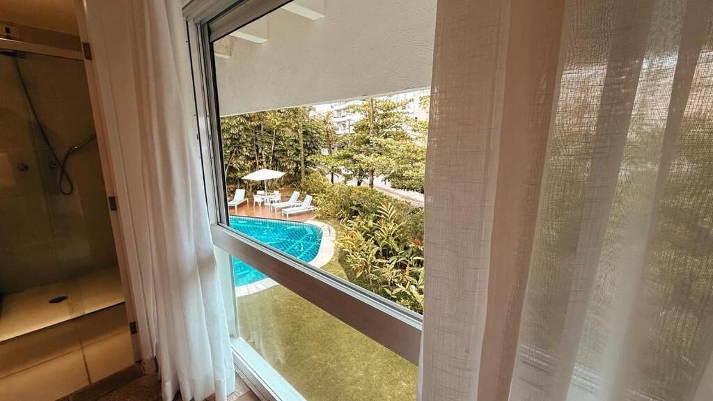 Suite Deluxe, 1 cama de matrimonio grande | Piscina | Una piscina al aire libre, sombrillas, tumbonas