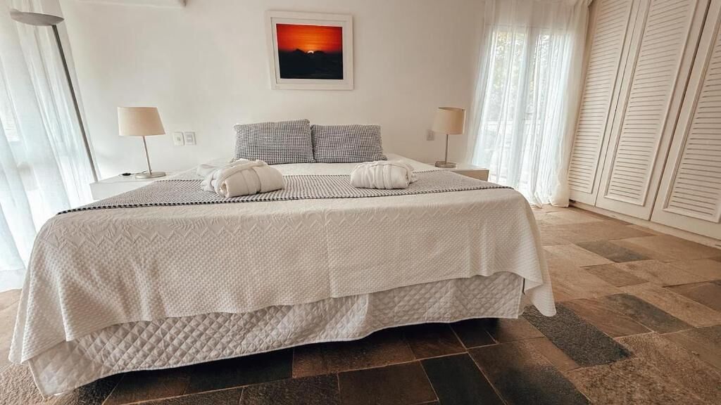 Suite, 1 cama King size, vista a la alberca | Caja de seguridad en la habitación y escritorio 