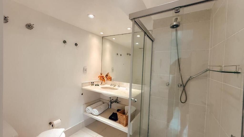 Regadera, amenidades de baño gratuitas, secadora de cabello, toallas 