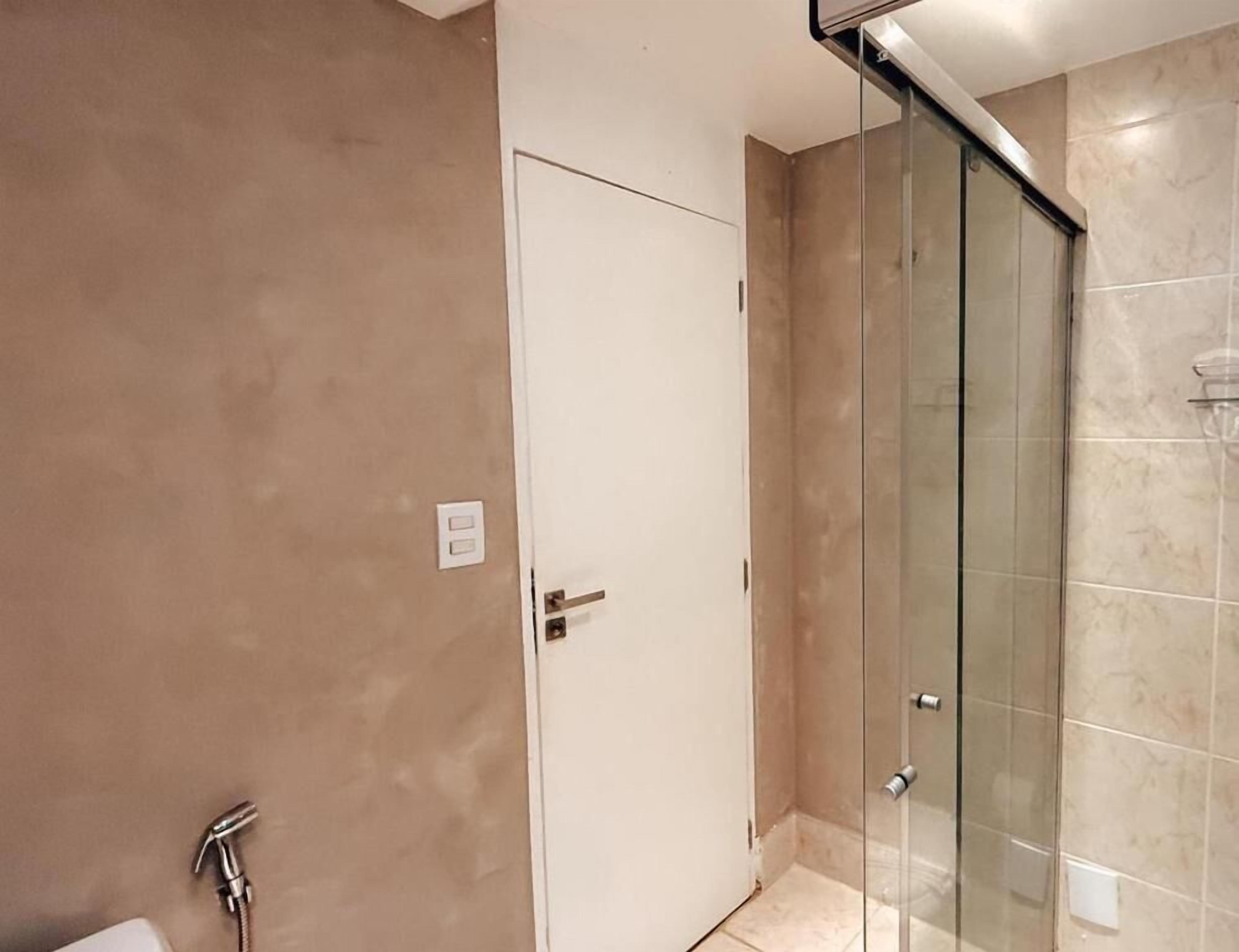 Deluxe Suite, 1 Queen Bed | Bathroom | Shower, free toiletries, hair dryer, towels