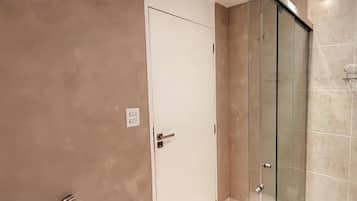 Deluxe Suite, 1 Queen Bed | Bathroom | Shower, free toiletries, hair dryer, towels