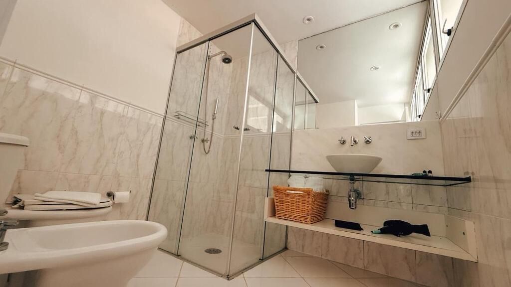 Suite, 1 King-Bett, Poolblick | Badezimmer | Dusche, kostenlose Toilettenartikel, Haartrockner, Handtücher