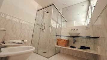 Suite, 1 King-Bett, Poolblick | Badezimmer | Dusche, kostenlose Toilettenartikel, Haartrockner, Handtücher