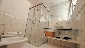 Phòng Suite, 1 giường cỡ king, quang cảnh hồ bơi | Phòng tắm | Buồng tắm vòi sen, đồ dùng nhà tắm miễn phí, máy sấy tóc, khăn tắm