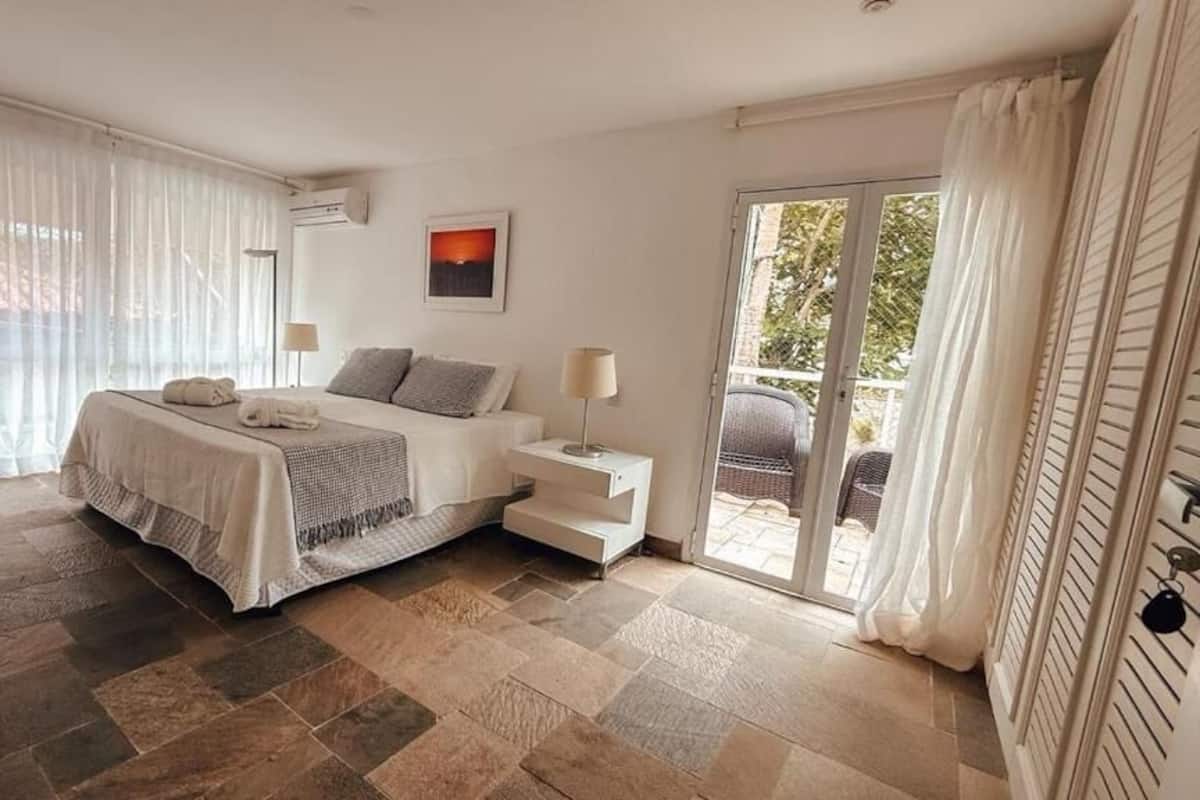 Suite, 1 llit de matrimoni gran, vistes a la piscina | Caixa forta a l'habitació i escriptori 