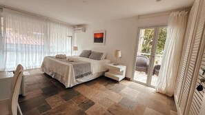 Phòng Suite, 1 giường cỡ king, quang cảnh hồ bơi | Két bảo mật tại phòng, bàn, khu vực làm việc phù hợp cho laptop