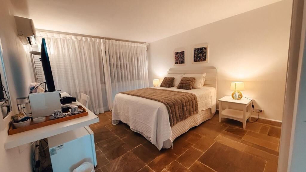 Phòng Suite Deluxe, 1 giường cỡ king, quang cảnh vườn | Két bảo mật tại phòng, bàn, khu vực làm việc phù hợp cho laptop 