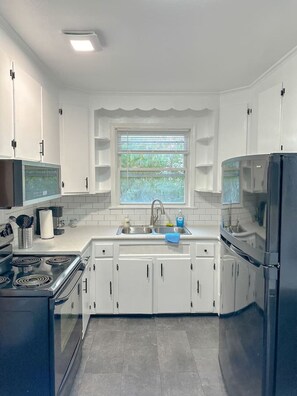 Fridge, microwave, oven, stovetop - Arcade, Close to Fall,  off street Parking, WIFI (Niagara Falls)